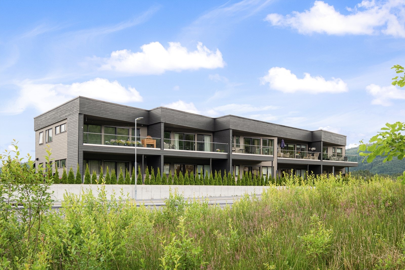 Fugledalsvegen 53 har en sentral beliggenhet i Lonevåg i et nyere boligfelt. Galleribilde