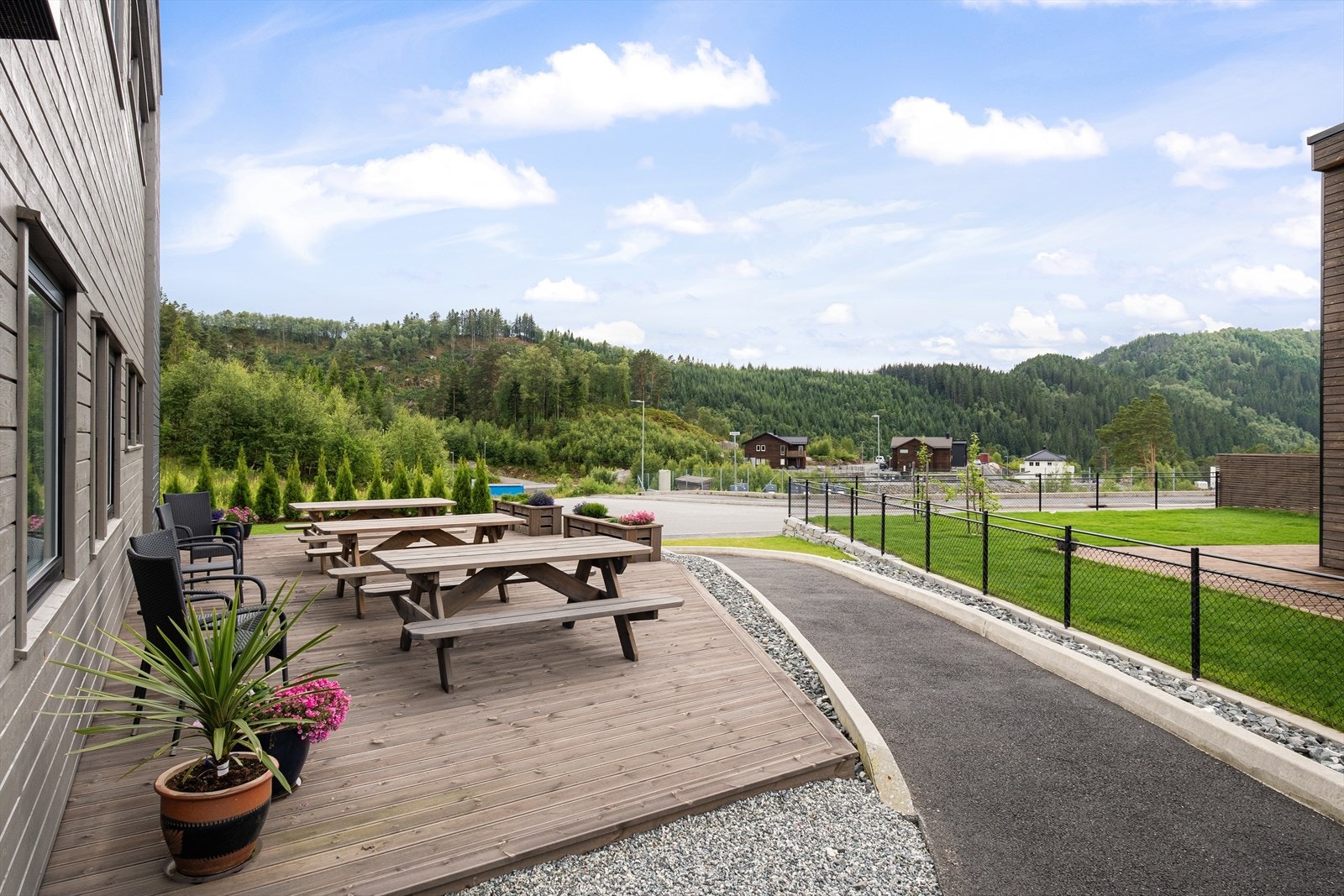 Tomten er pent opparbeidet med felles tilkomstveier, uteområder og parkeringsløsning for sameiet. Galleribilde