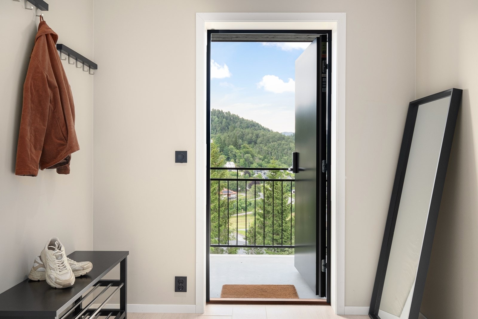 Her er god plass til oppheng av sko og yttertøy. Galleribilde