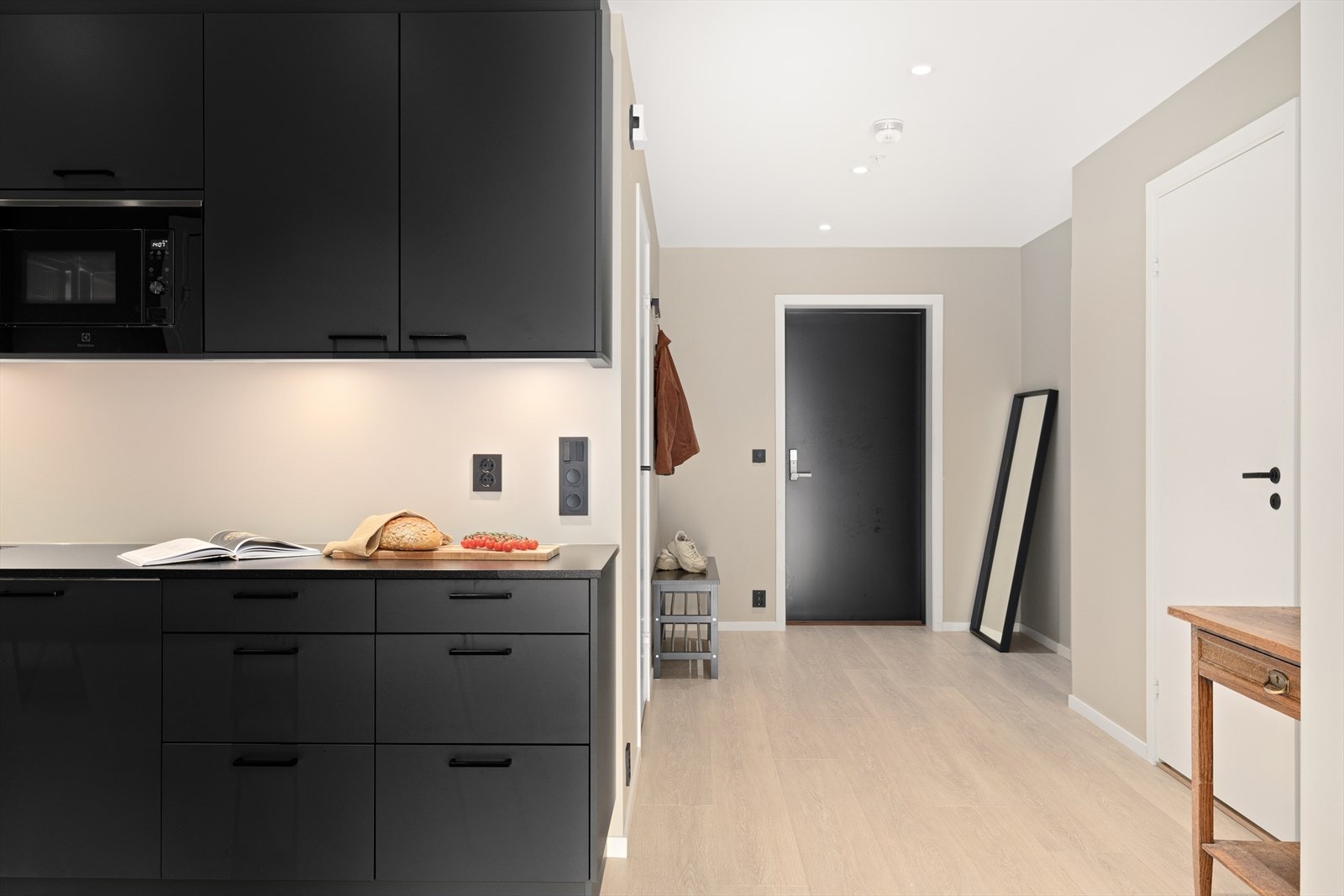 Kjøkken sett mot gang. Galleribilde