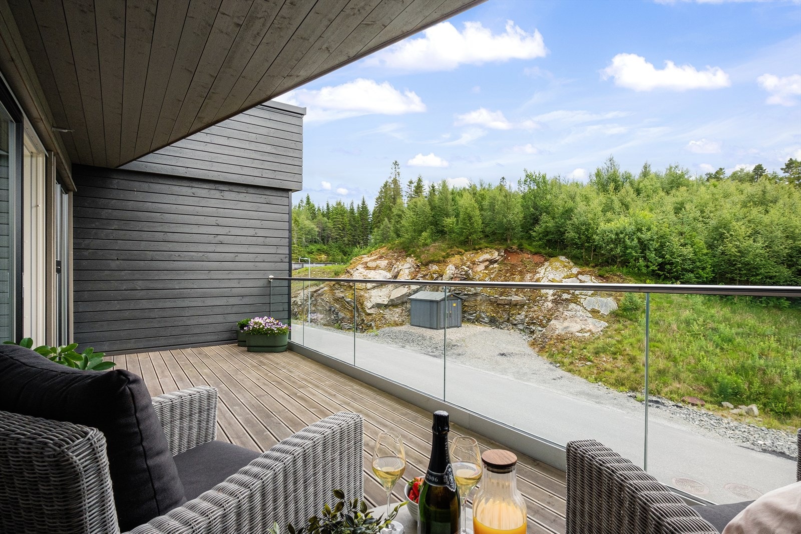 Her er god plass til å innrede med både sittegruppe og grill. Galleribilde