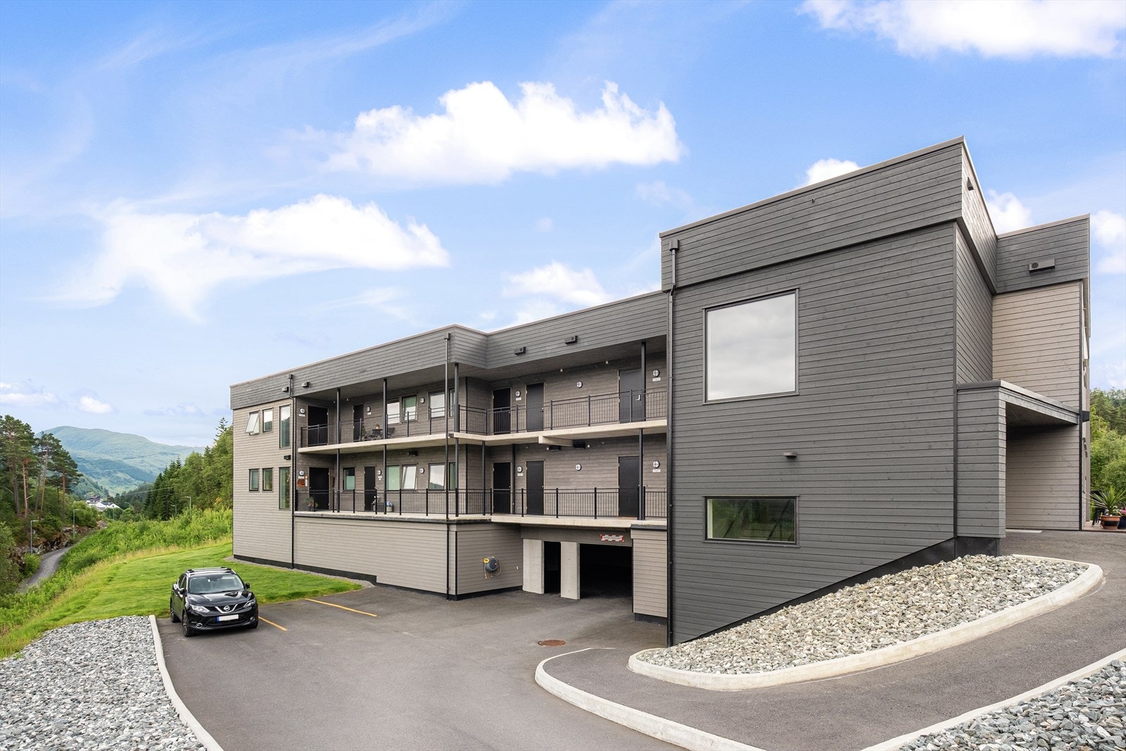 Leiligheten har parkering i garasje med elbil-lader. Tilkomst via både trapp og heis til leiligheten. Galleribilde