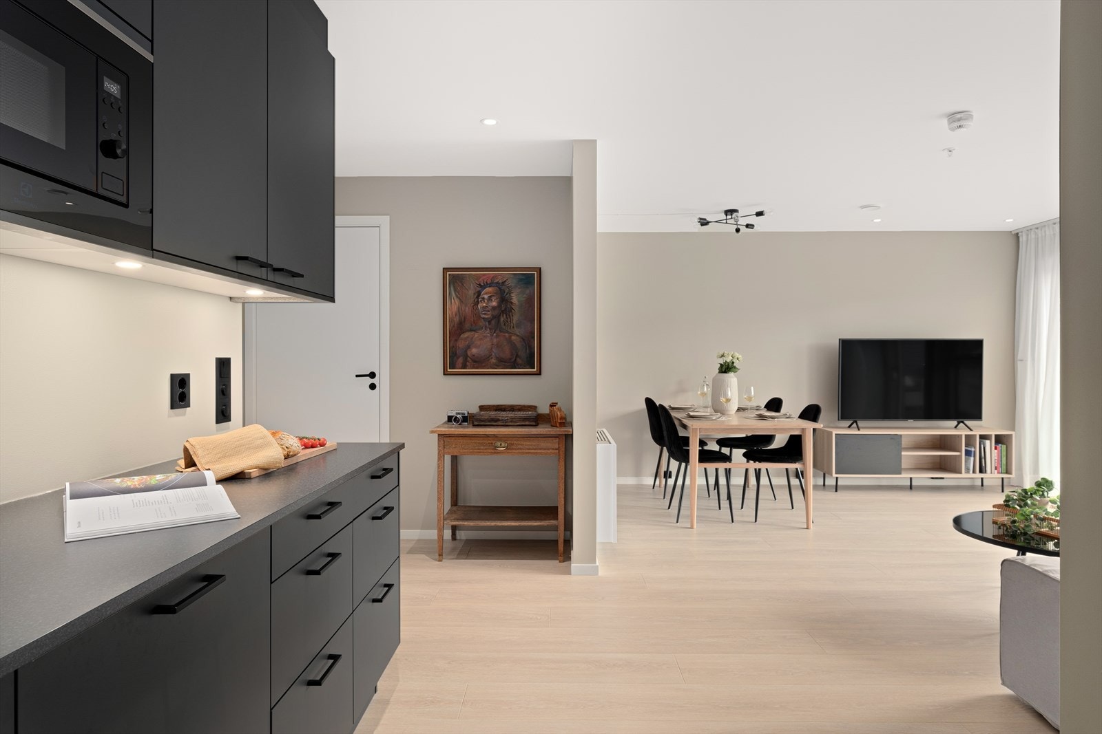 Kjøkken sett mot stue. Galleribilde