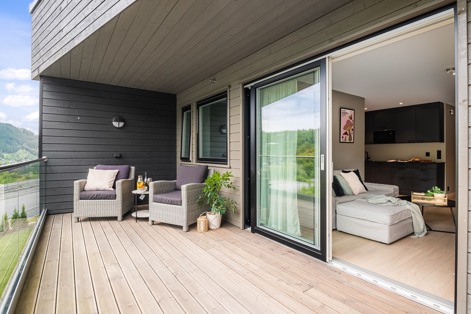 Fra stue er det utgang til leilighetens herlige balkong. Galleribilde