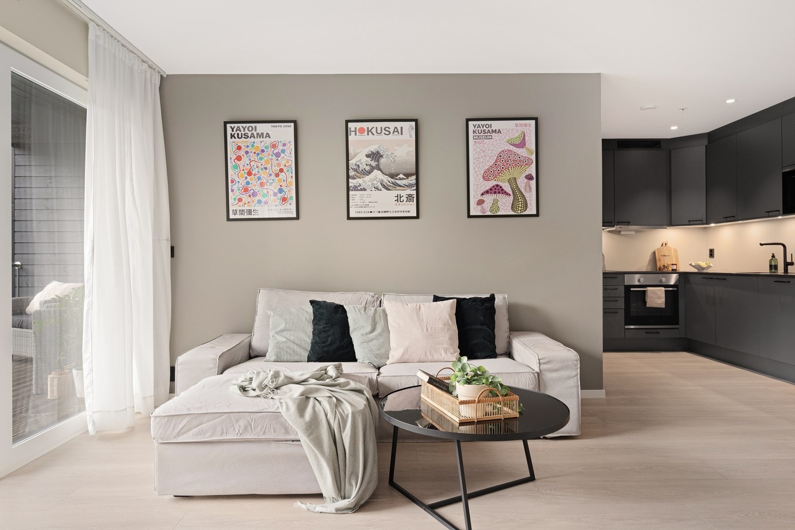 Stue sett mot kjøkken. Galleribilde