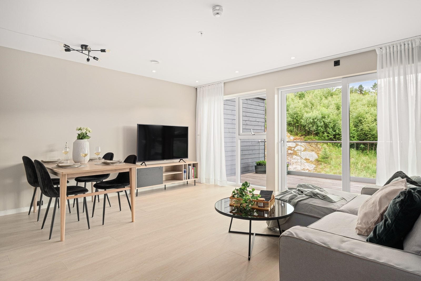 Leiligheten holder en gjennomgående lekker utførelse med tilvalgte detaljer som bl.a. sorte stikkontaker og brytere. Galleribilde