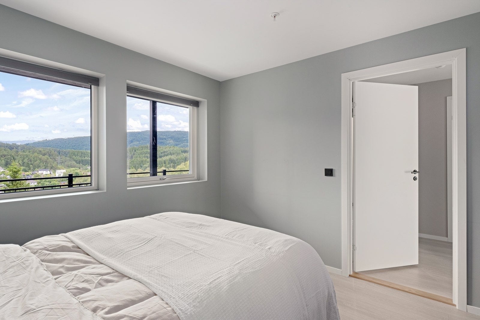 Soverommet kan innredes med dobbeltseng, garderobe og annet ønskelig soveromsmøblement. Galleribilde