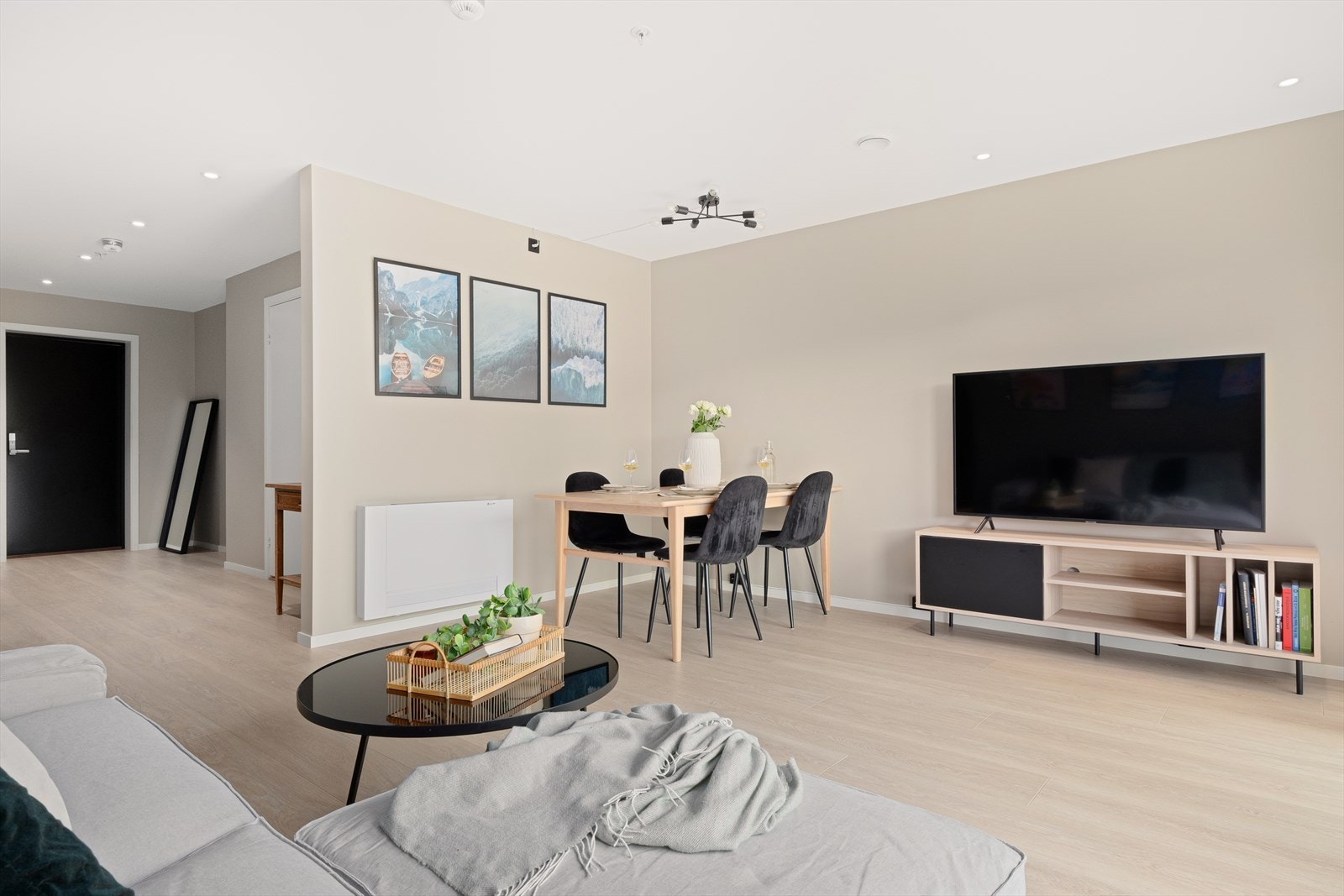 Dette er en lekker 3-roms leilighet fra 2022 med gjennomgående god standard og gode kvaliteter. Galleribilde