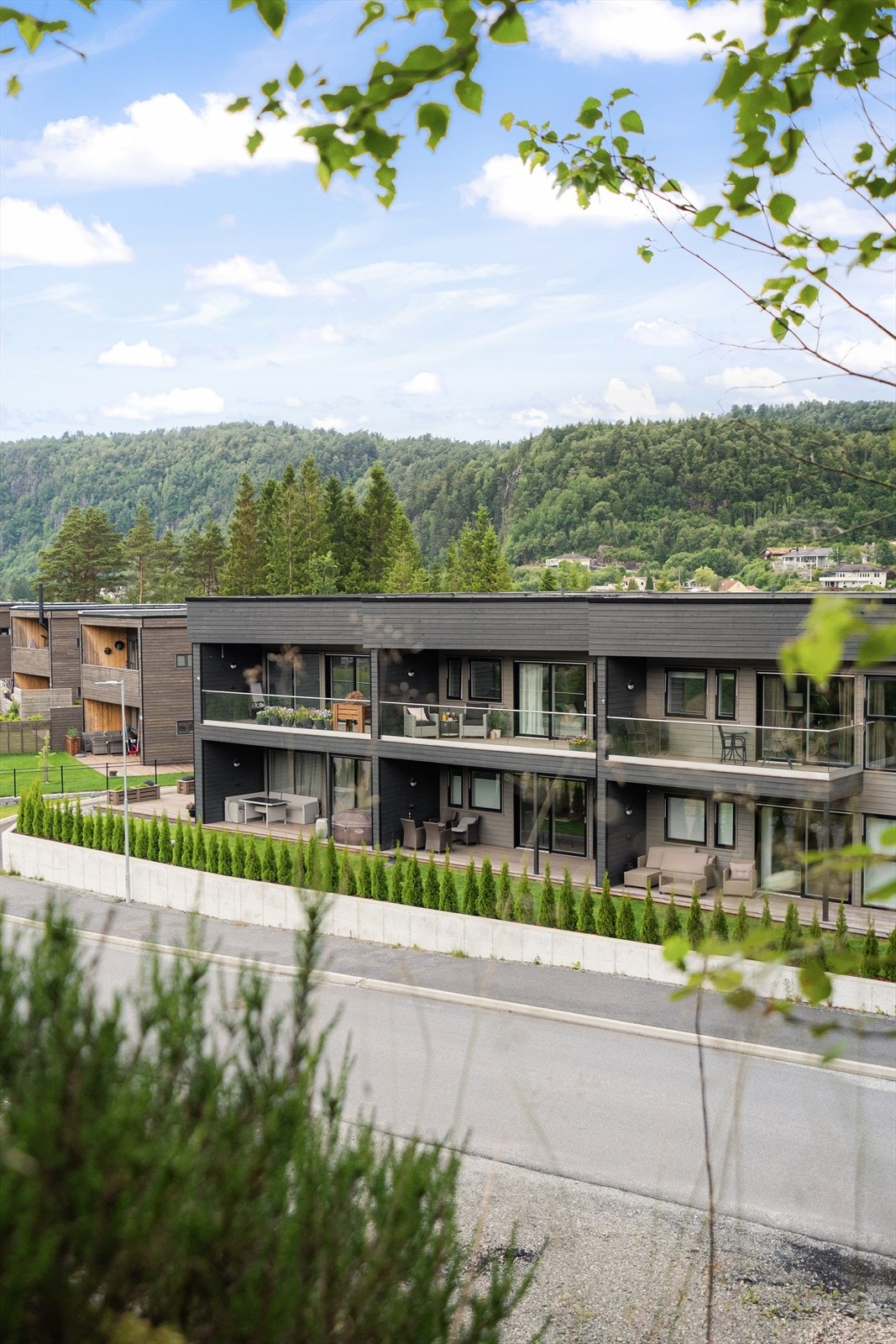 Fra leiligheten er det gangavstand til Lonevåg sentrum, hvor du finner det meste av hverdagslige servicetilbud. Galleribilde