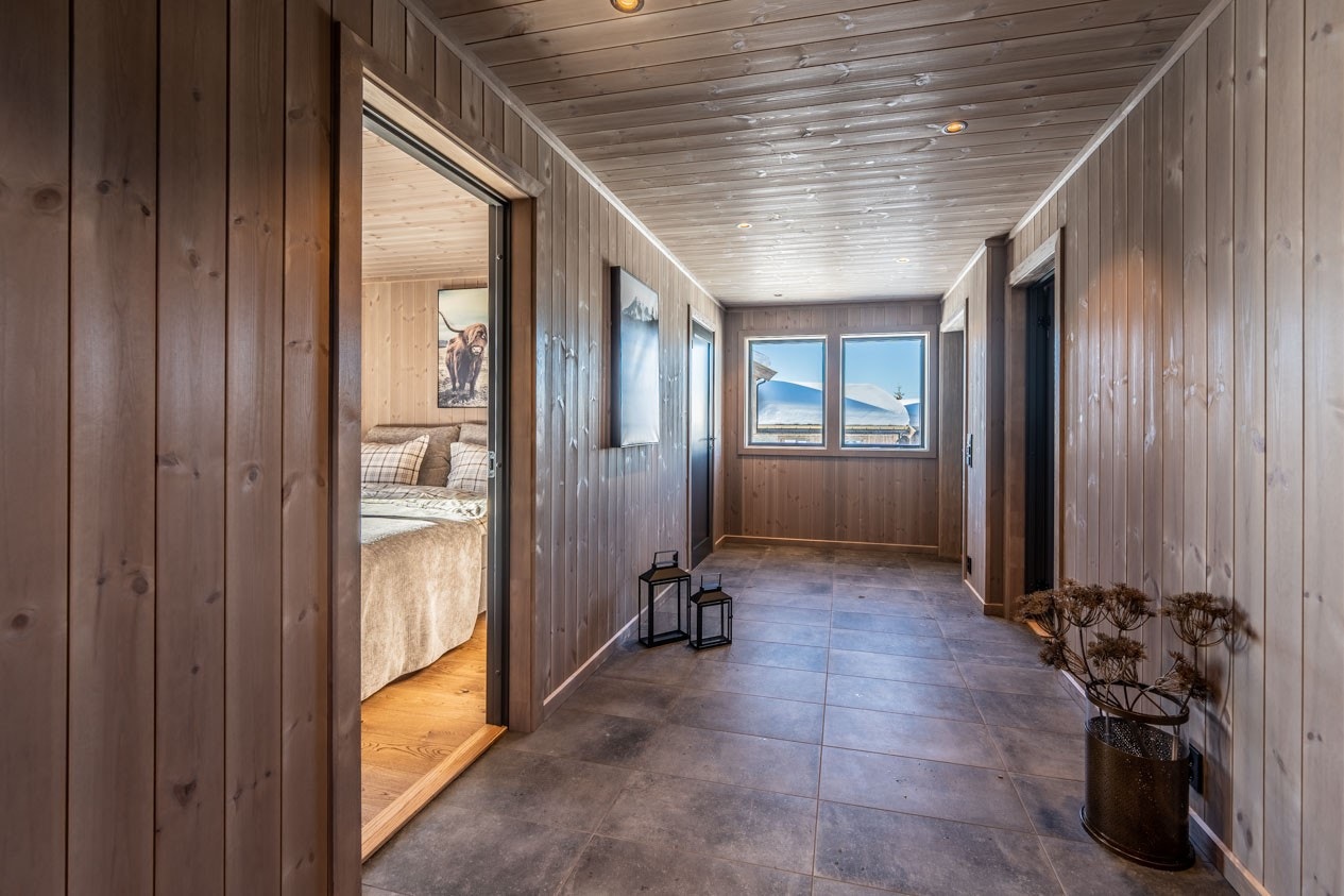 Romslig hall/inngangsparti . Interiørbilder fra en lik hytte. Farger og produkter kan avvike. Galleribilde