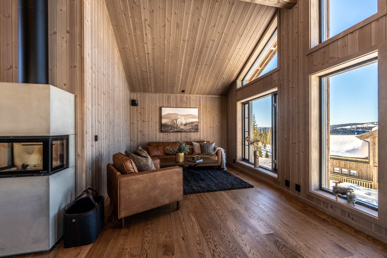 Panorama utsikt fra stue. Interiørbilder fra en lik hytte. Farger og produkter kan avvike. Galleribilde