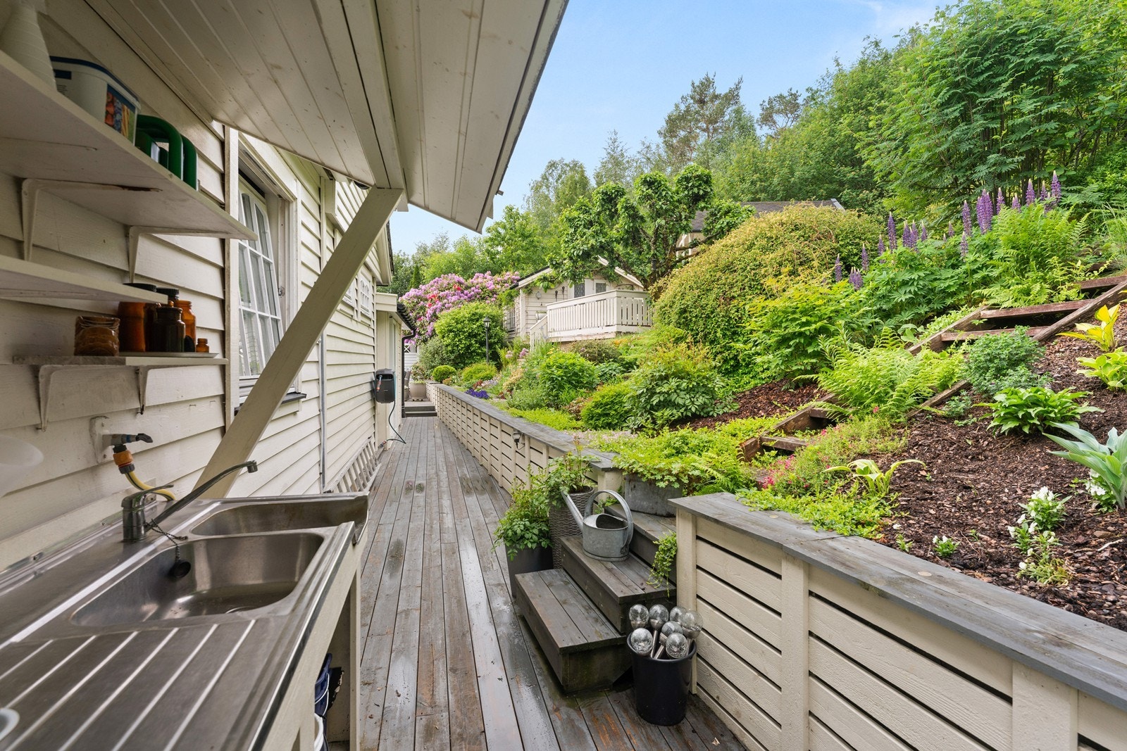 Utslagsvask/ utekjøkken også bak boligen som er praktisk ifb planter Galleribilde