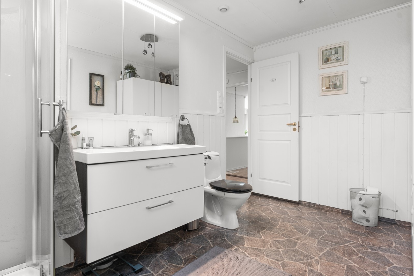 Baderom har servant med innredning, toalett, dusj og varmekabler i gulv Galleribilde