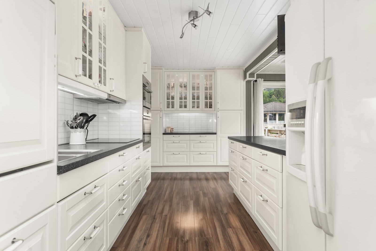 Lekkert kjøkken med nyere innredning fra ikea Galleribilde