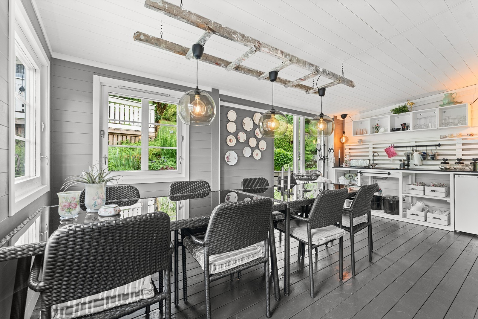 Isolert utestue med skyvedør og kjøkkenbenk Galleribilde