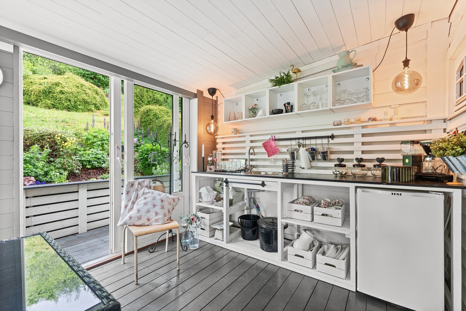 Her er utekjøkken med både vask og kjøleskap. Galleribilde