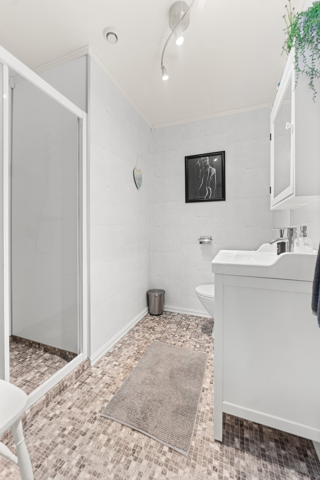 Bad 1 etg. med dusjnisje, wc og servant Galleribilde