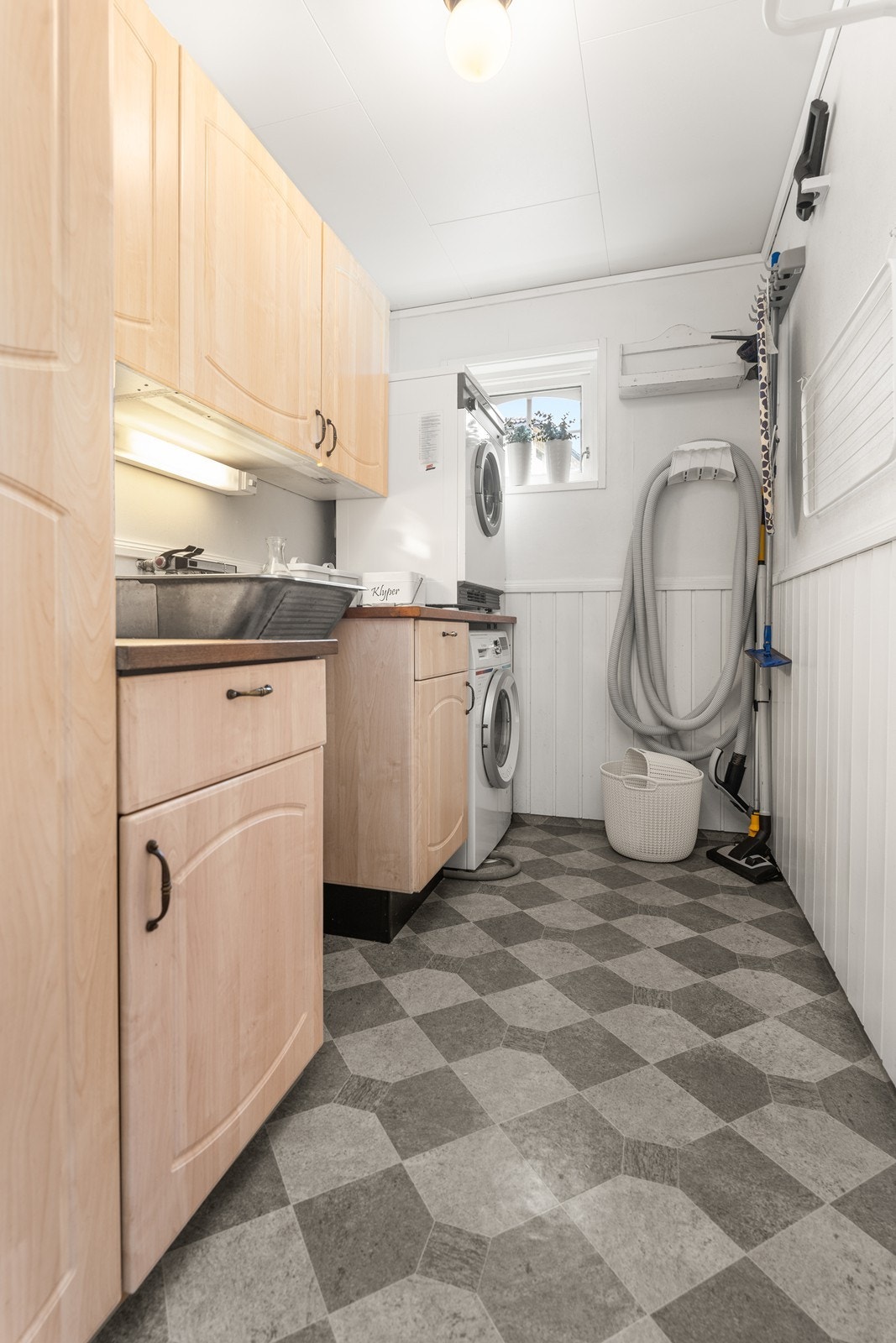 Vaskerom i hovedetasje med varmekabler i gulv og plass til både vaskemaskin og tørketrommel Galleribilde