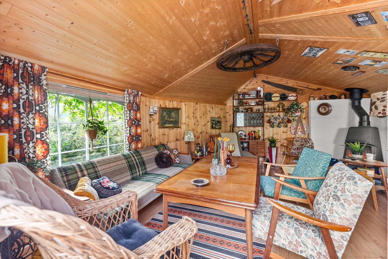 Annekset er på 20 kvm. Her er doble dører og vedovn Galleribilde