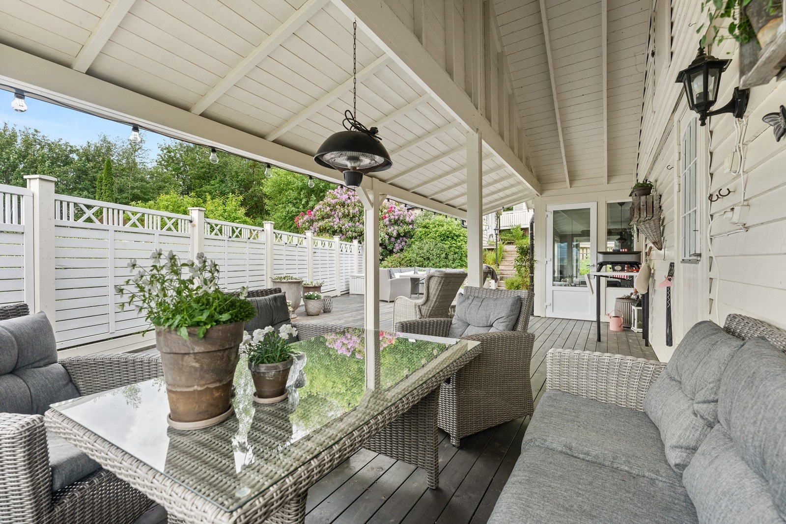 Deler av terrassen er overbygd, perfekt for regnfulle sommerkvelder Galleribilde