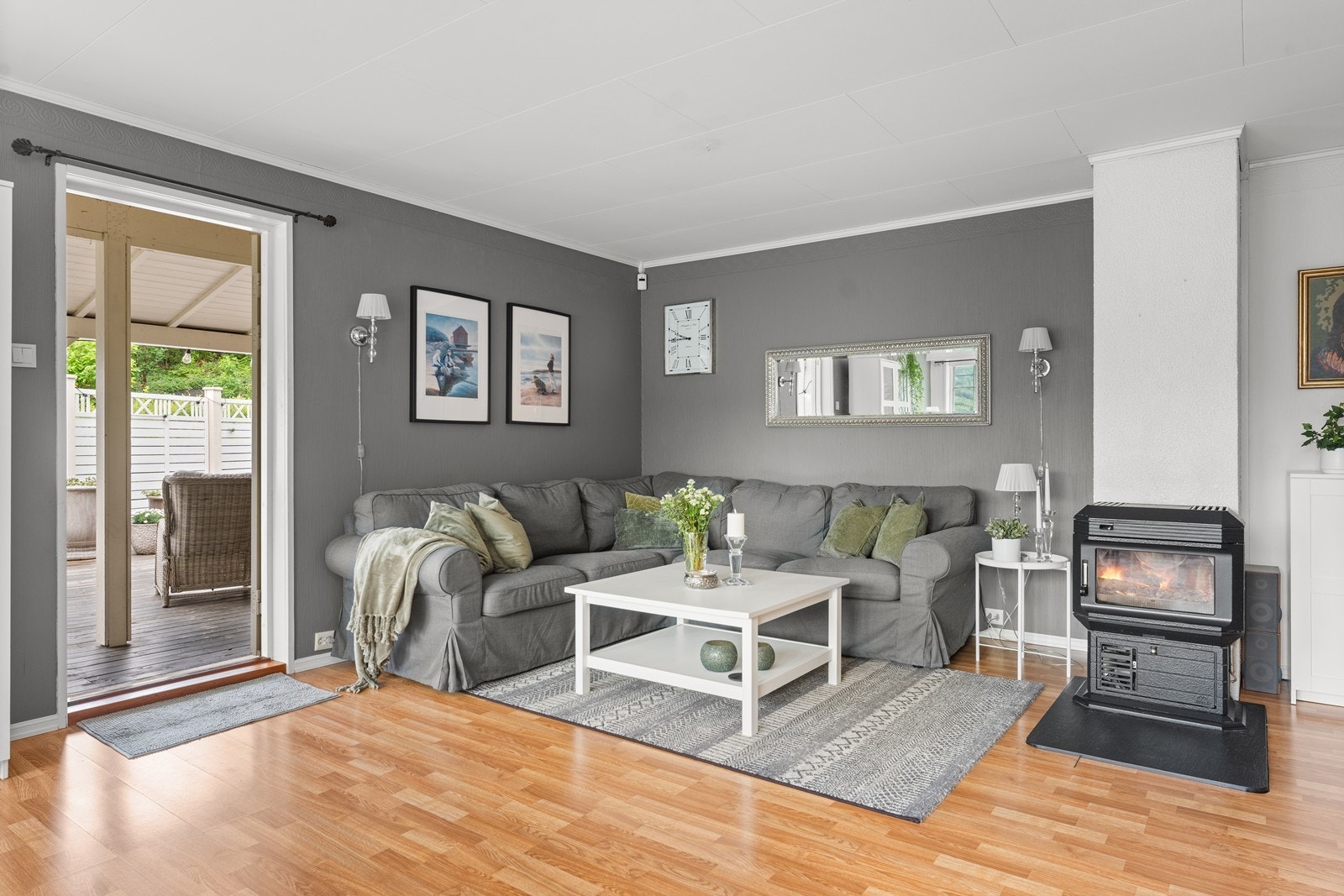 Stua har vedovn og utgang til veranda Galleribilde