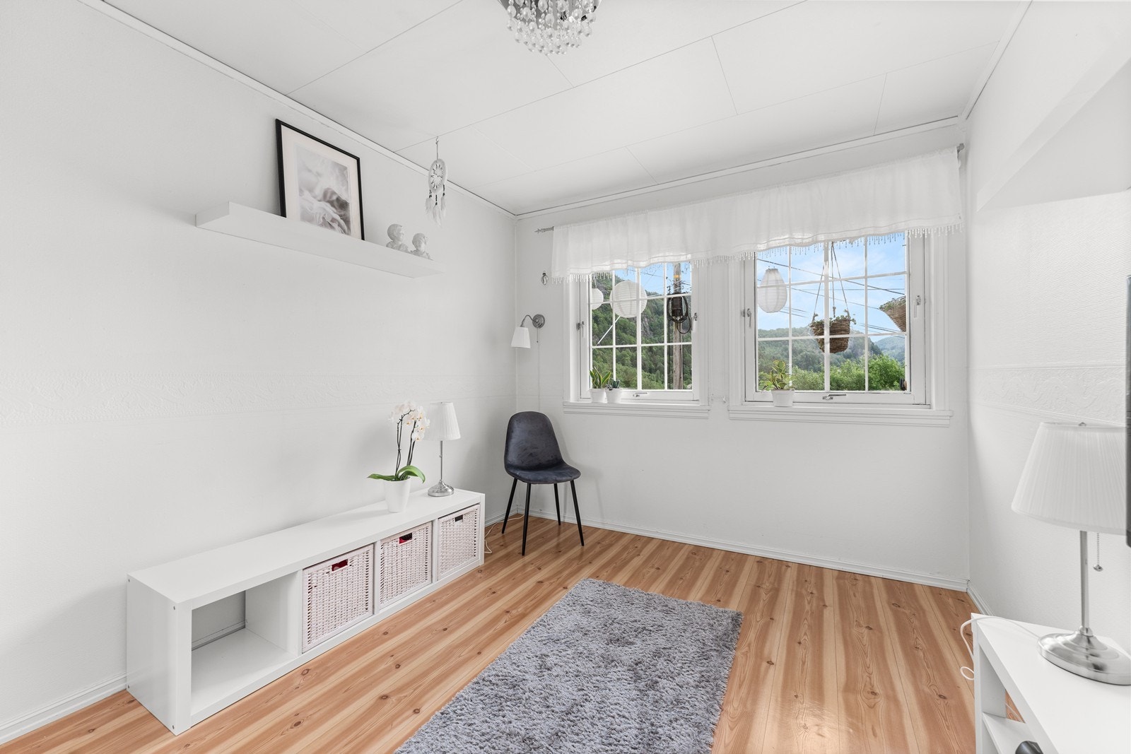 Lyst og fint soverom i front - hovedetasje Galleribilde