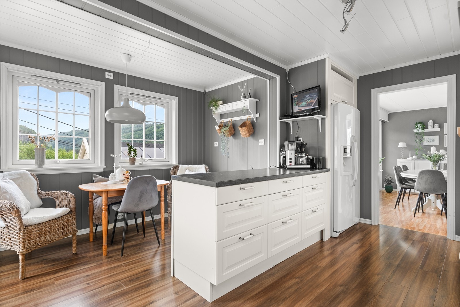 Her er koselig sittekrok med utgang til luftebalkong Galleribilde