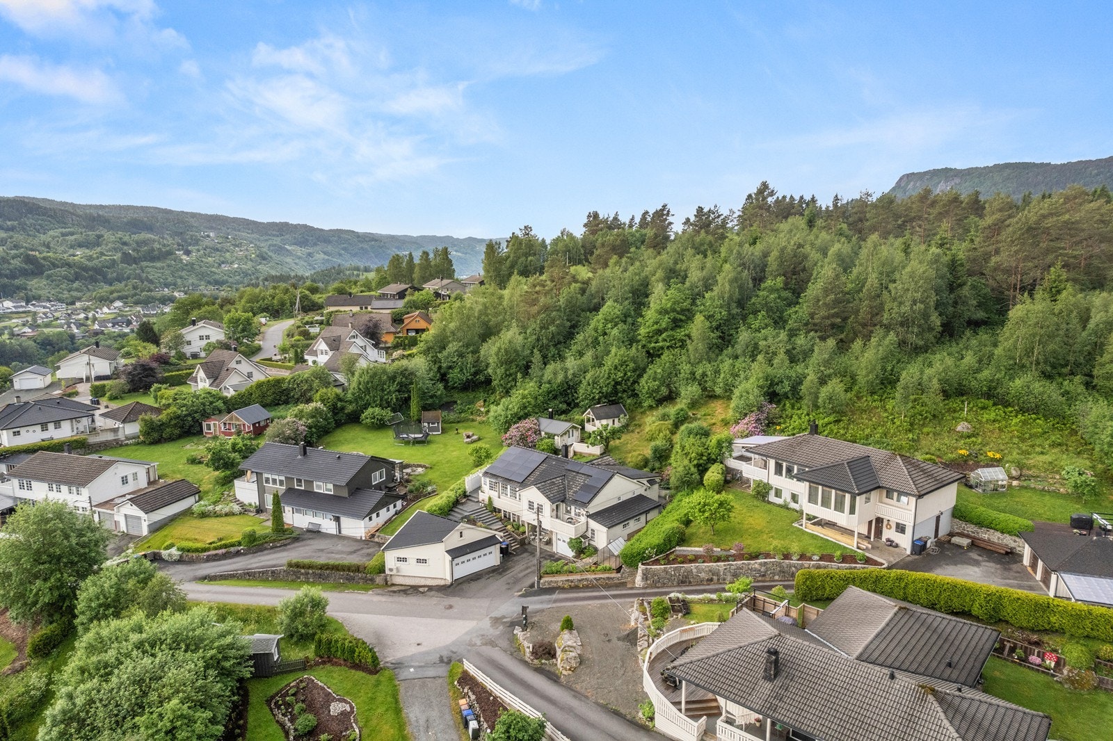 Boligen ligger fint til i populært boligfelt. Ligger i endegate med svært usjenert uteområde rundt boligen. Galleribilde