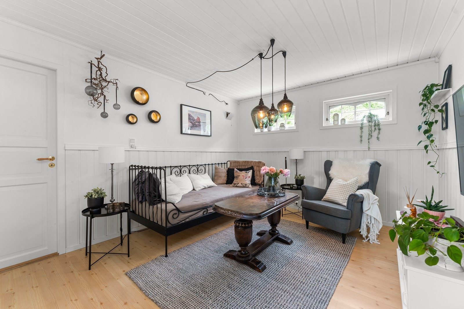 Lun og trivelig tv-stue med dør inn til rom som idag brukes til kontor Galleribilde