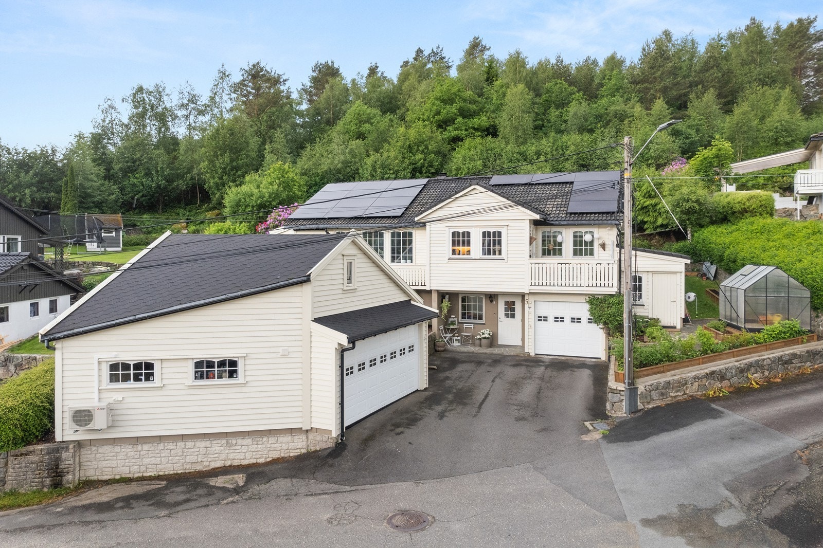 Garasje er isolert og har varmepumpe Galleribilde