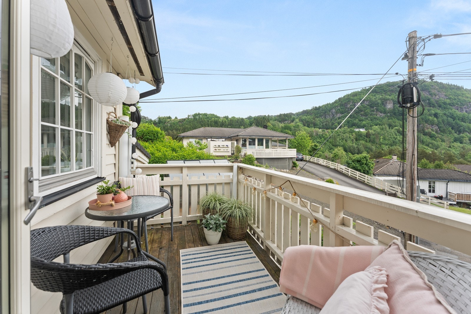 Liten veranda ut fra kjøkkenet - her er perfekt til å nyte morgenkaffen Galleribilde