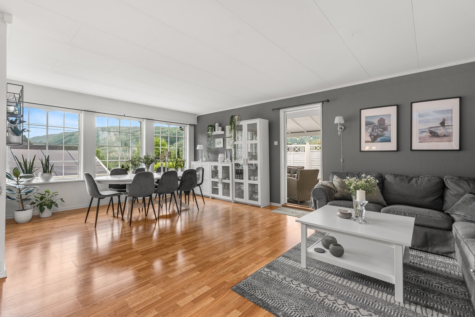 Her er lys og romslig stue med god plass til sitte- og spisegruppe Galleribilde