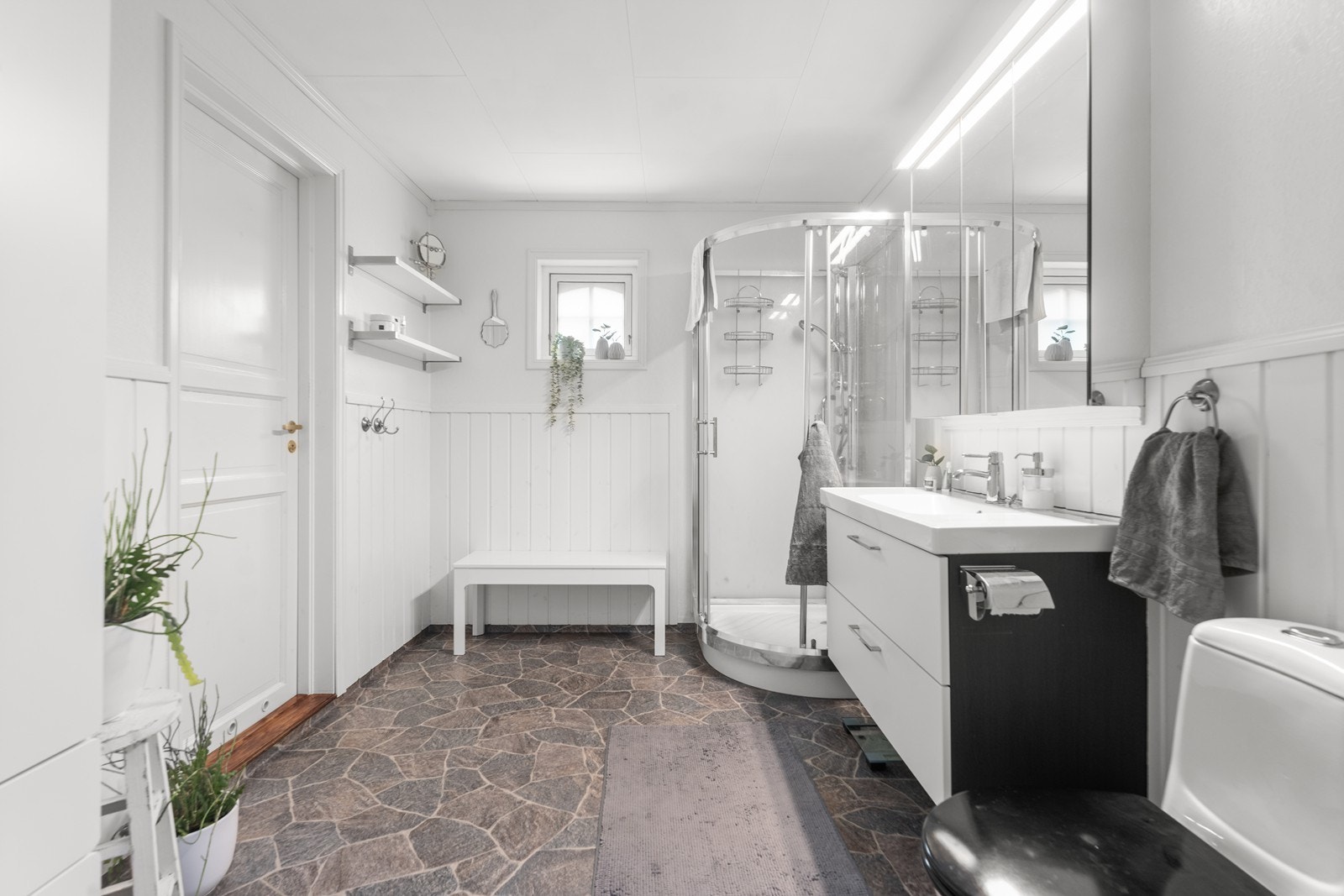 Stort bad i hovedetasje med dør inn til praktisk bod Galleribilde