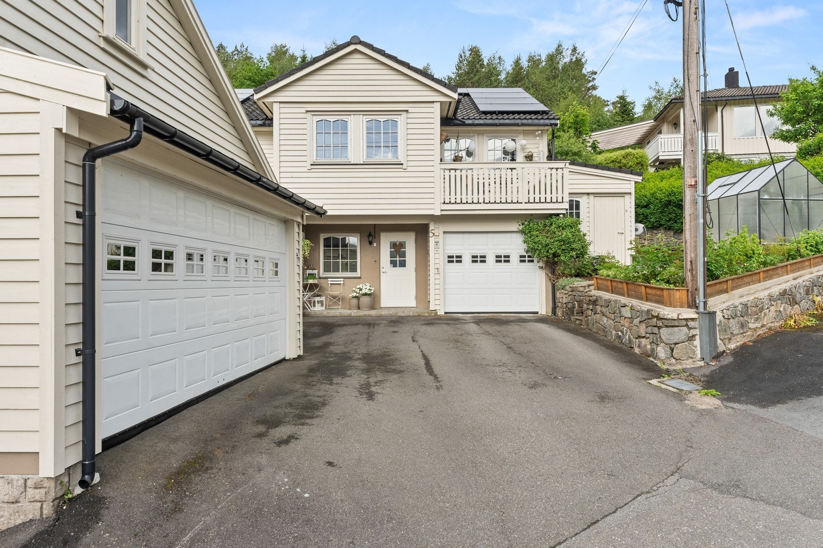 Asfaltert gårdsplass med gode parkeringsmuligheter, i tillegg til at det er en enkelgarasje samt en dobbelgarasje Galleribilde