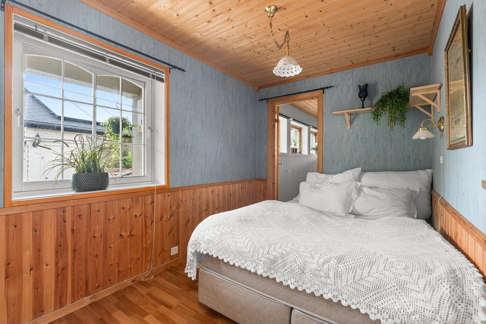 Soverom i kjelleretasje med dør inn til kjellerstue Galleribilde