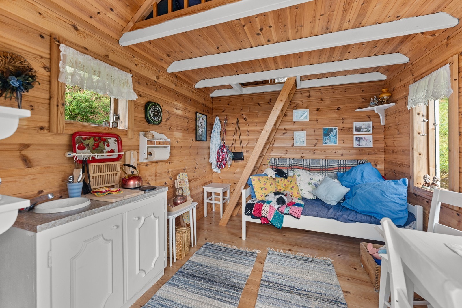 Den har hems og lite kjøkken samt sovekrok. Galleribilde