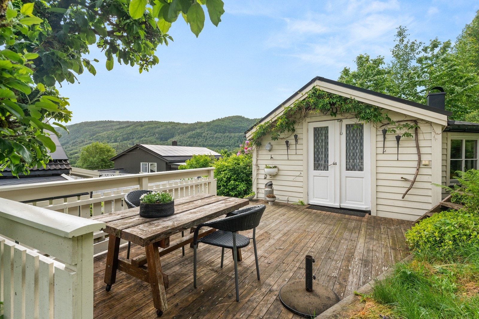 Litt opp i terrenget er det lagt til et koselig anneks med egen uteplass. Galleribilde