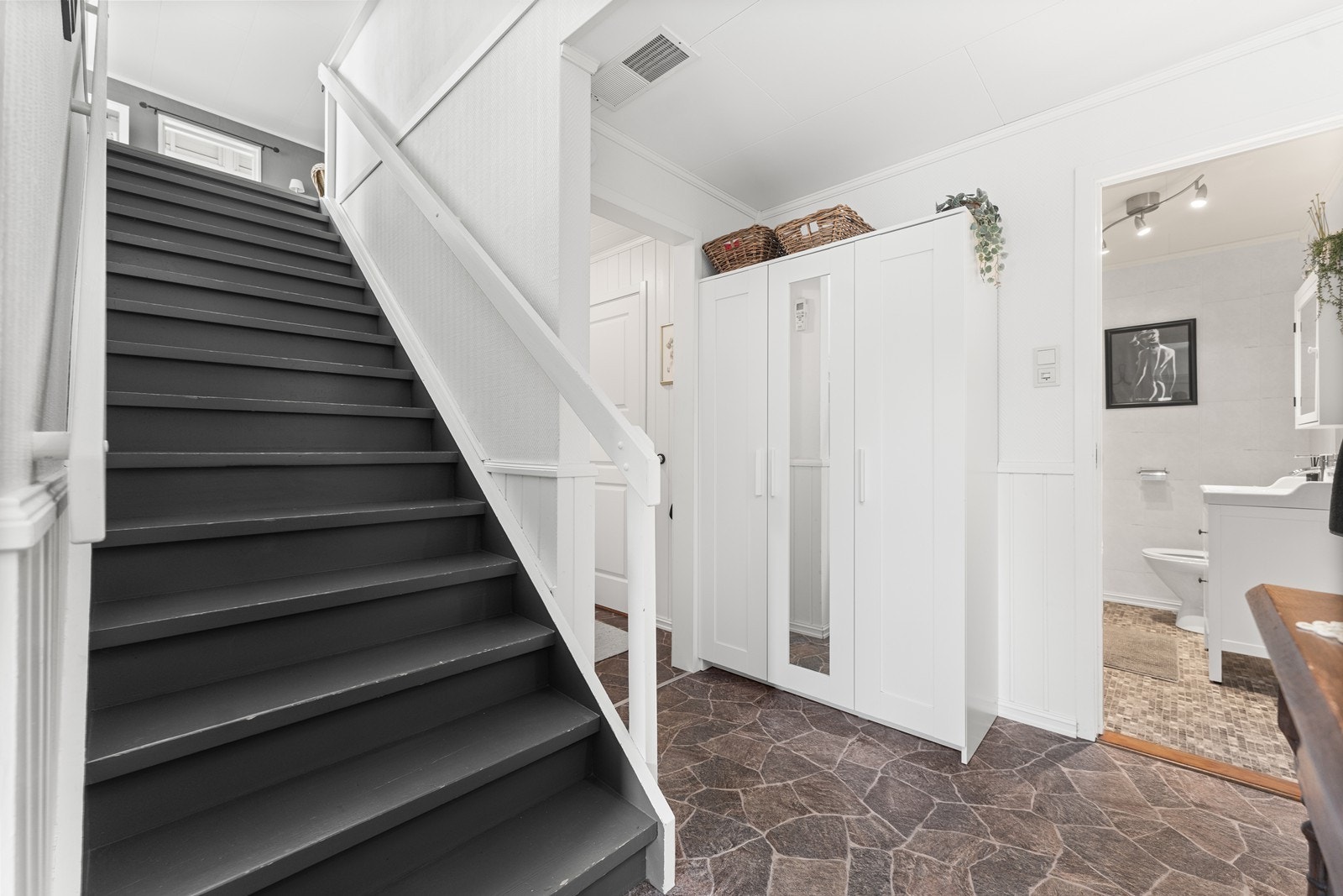 Hall/ gang med trapp opp til hovedetasje Galleribilde