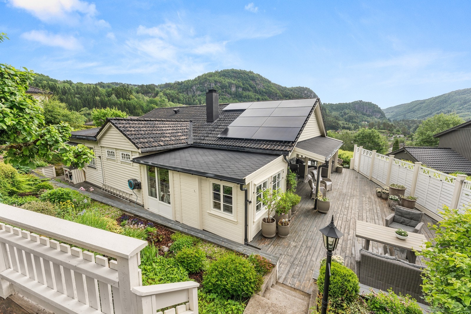 Utsikt ned fra platting/ anneks Galleribilde