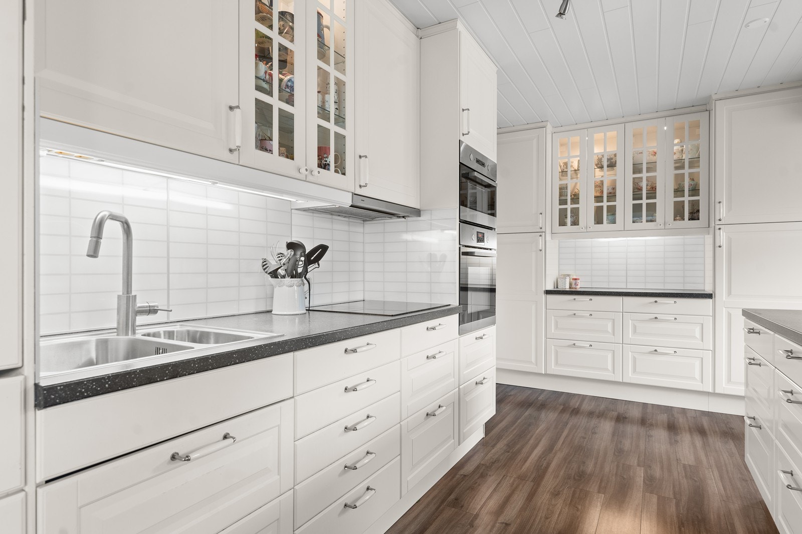 Innredningen er svært praktisk med god skap-og benkplass Galleribilde