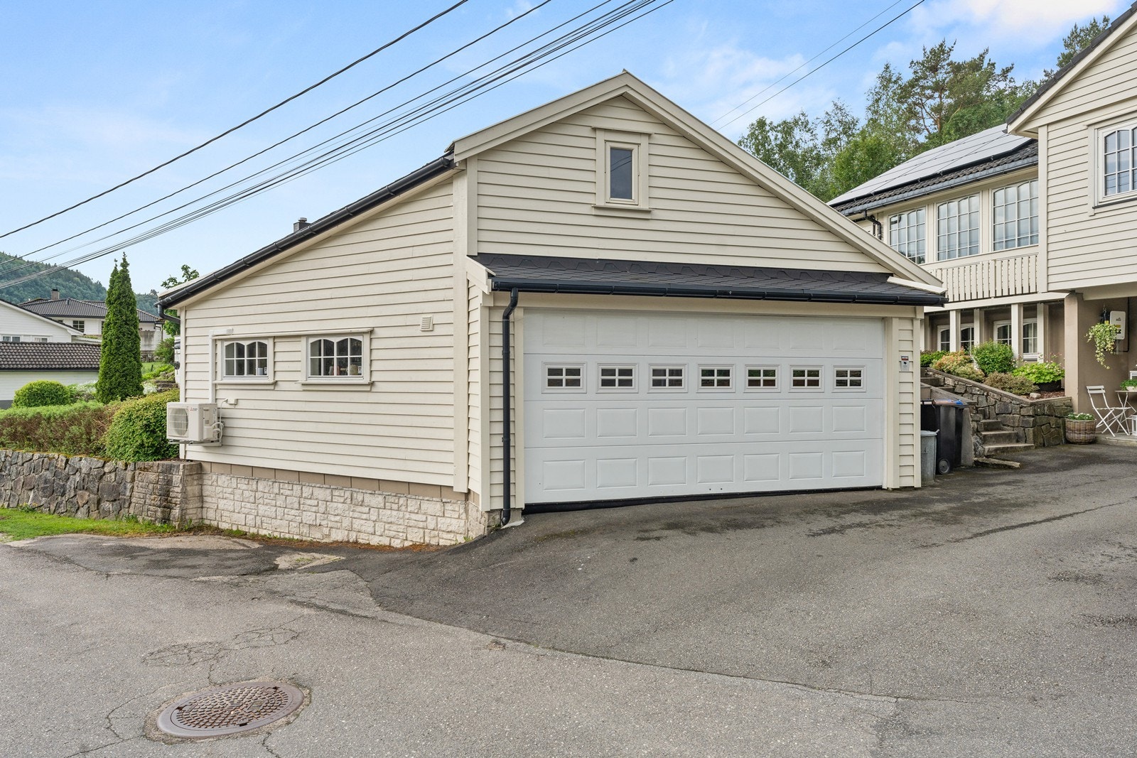 Dobbel garasje med elektrisk port. Garasjen er på 40 kvm. og har loft med plass til oppbevaring Galleribilde