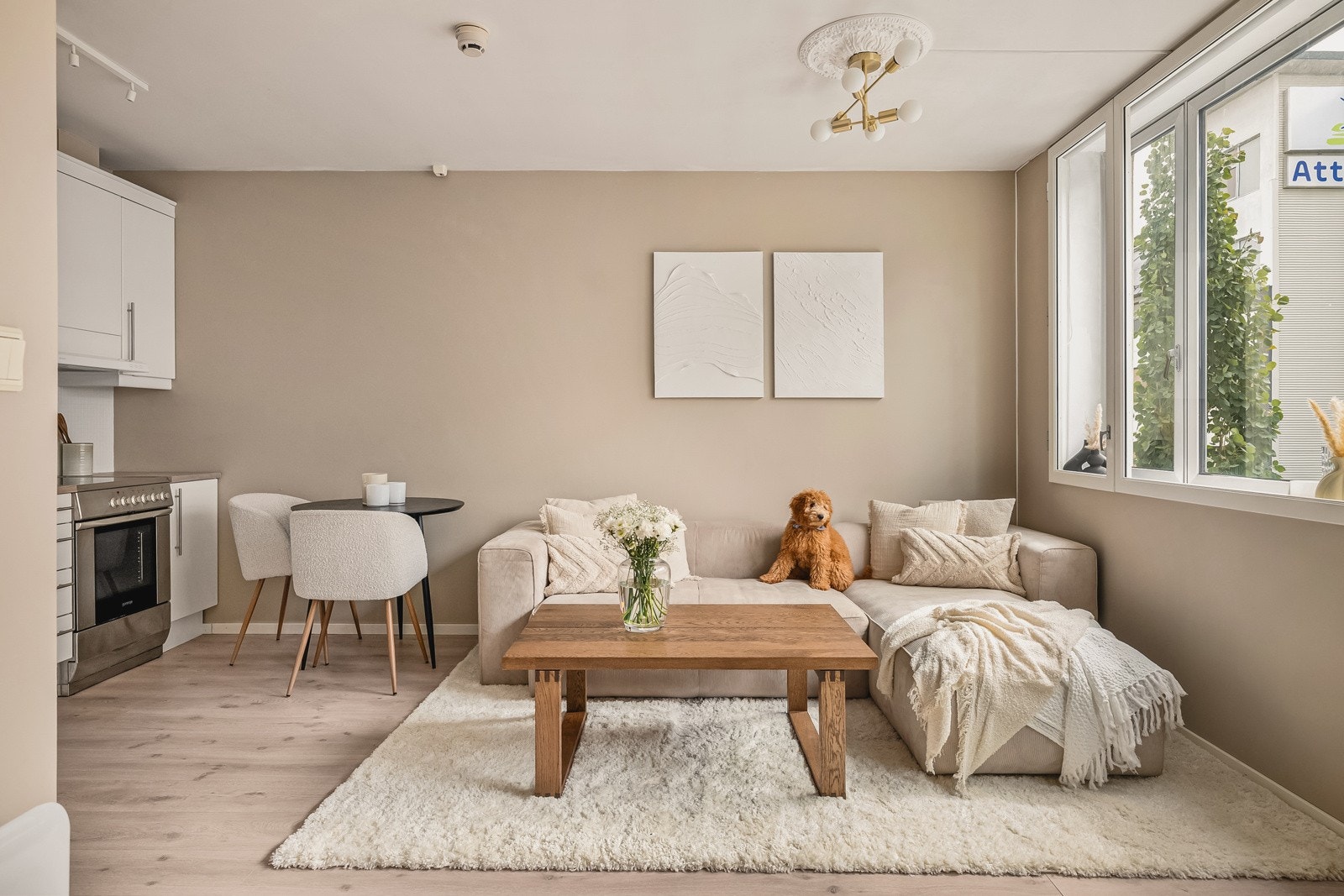 Stuen er lys, luftig og romslig. Galleribilde
