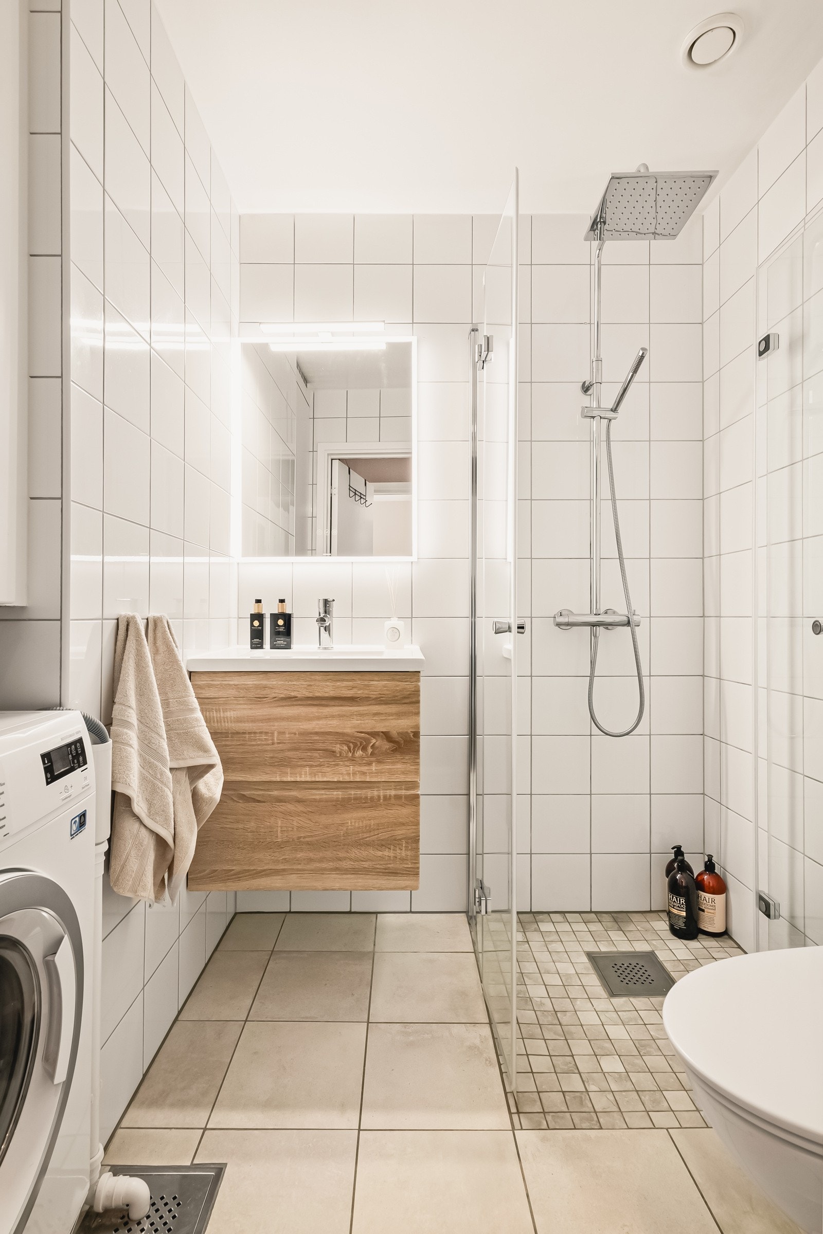 Badet ble pusset opp med flis på flis i 2023. Det er keramiske fliser på gulv og vegger og malte plater i himling. Galleribilde