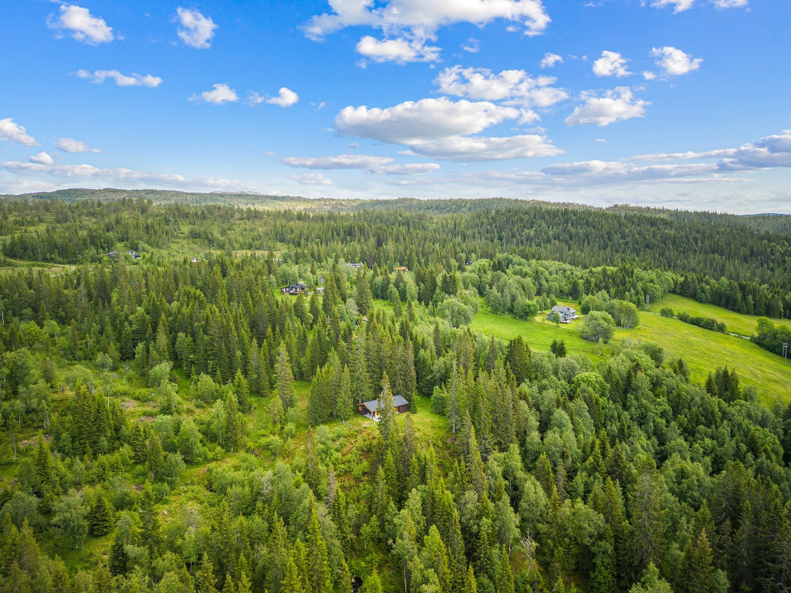 Her ser man en oversikt over de nærmeste naboene som er et godt stykke unna. Her er man helt usjenert fra naboer året rundt Galleribilde