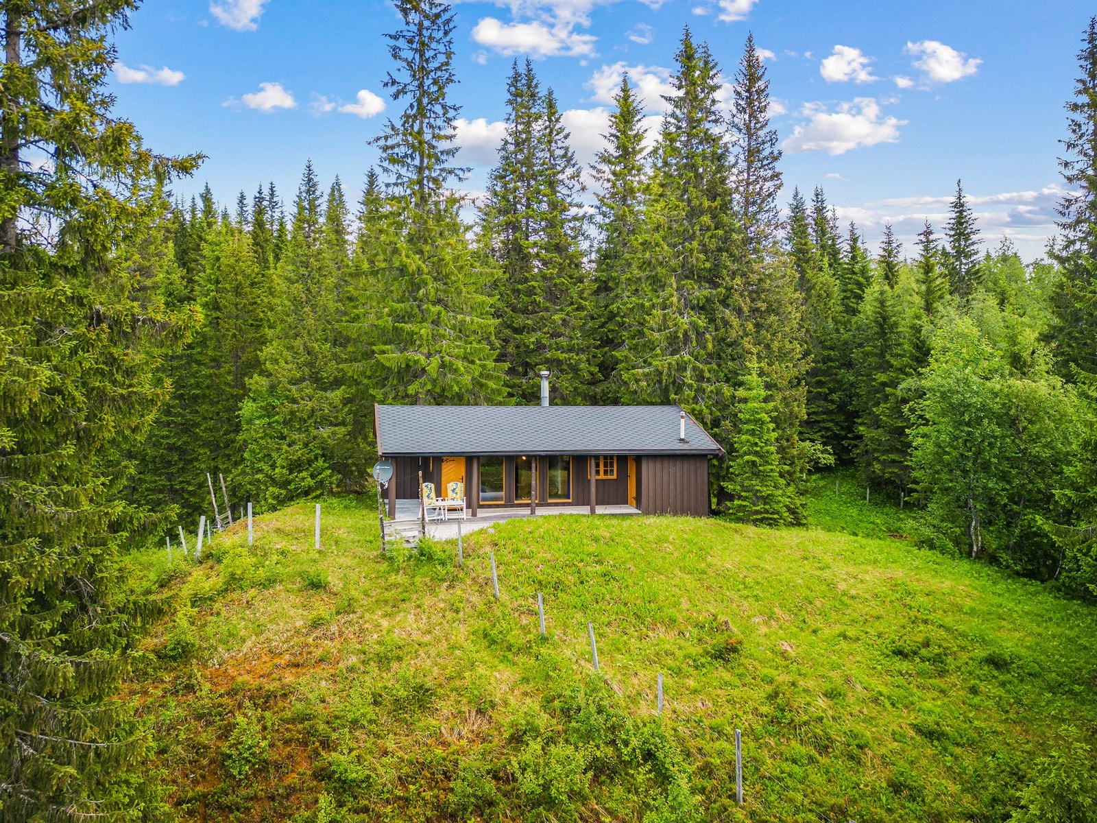 Eiendommen er omringet av flott natur og selve hytten ligger på en høyde. Galleribilde