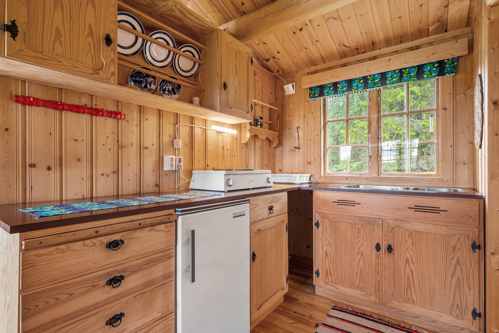 Funksjonelt kjøkken. Hvitevarer medfølger Galleribilde