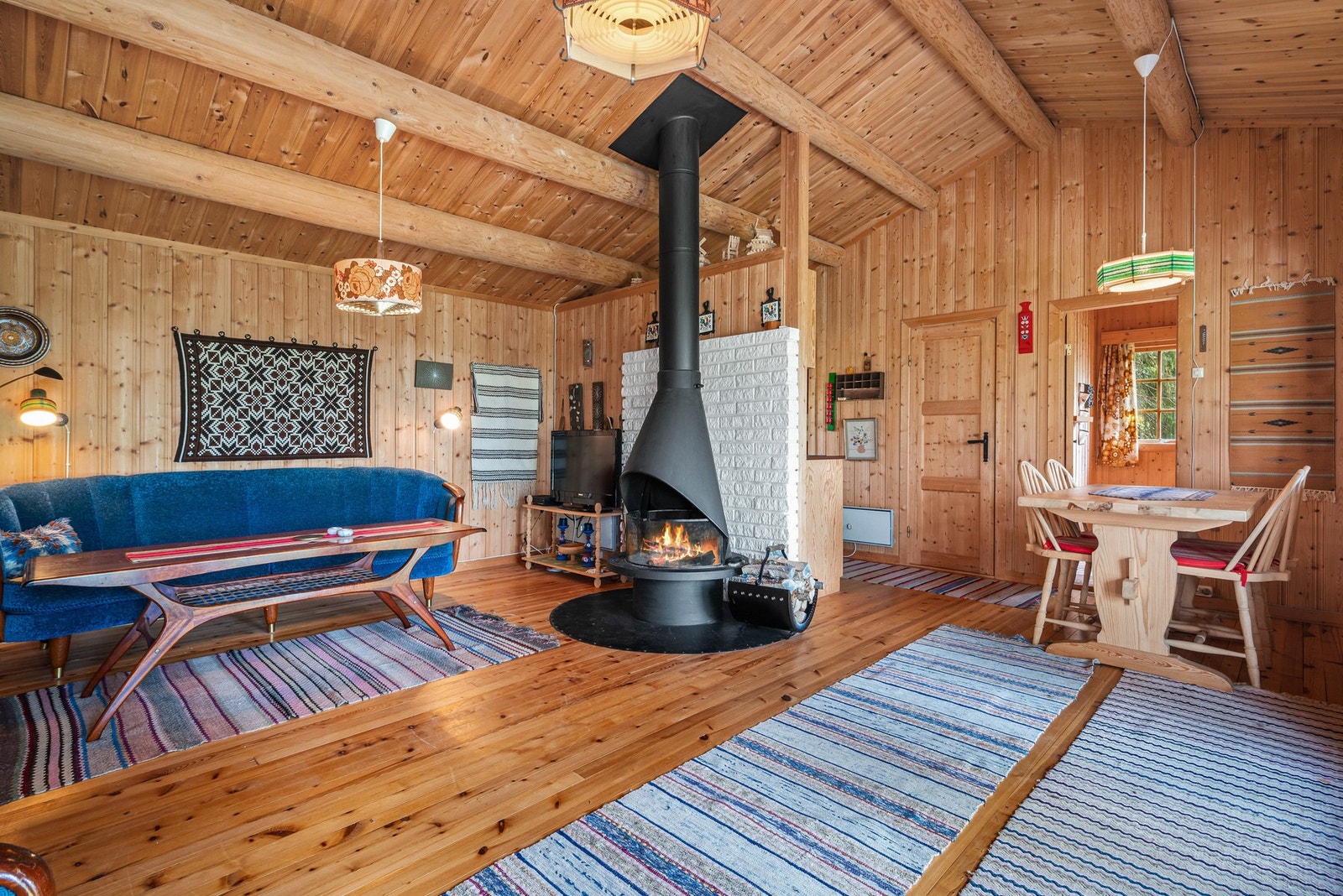 Hytta oppvarmes med panelovner og peisen Galleribilde