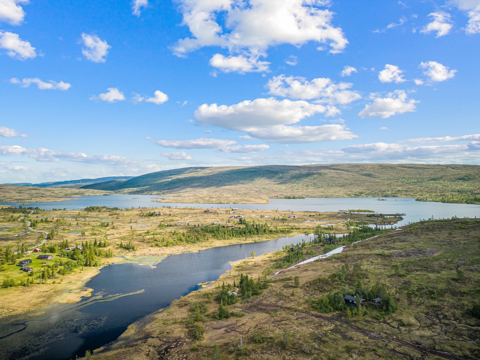 God fiskemuligheter i Storburusjøen, samt en rekke fjellvann i området. Det er oppkjørte skispor i nærområdet for alle aldersgrupper. Galleribilde