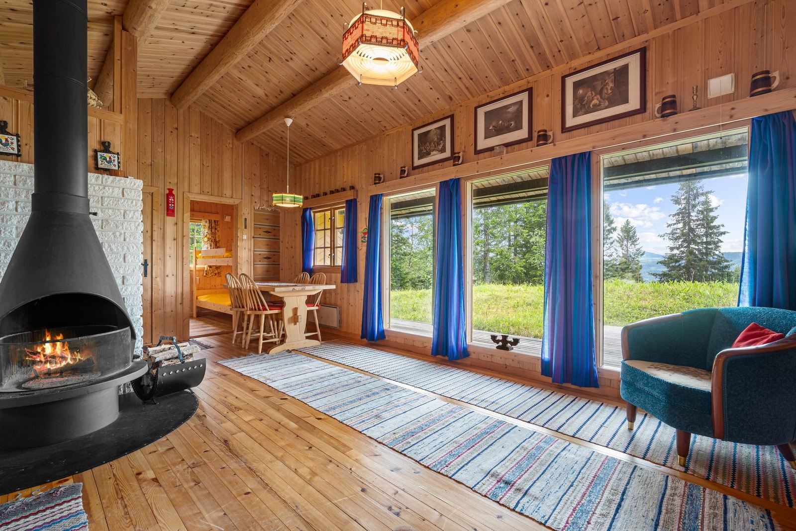 Store vindusflater hvor man kan nyte utsikten innenfra også Galleribilde