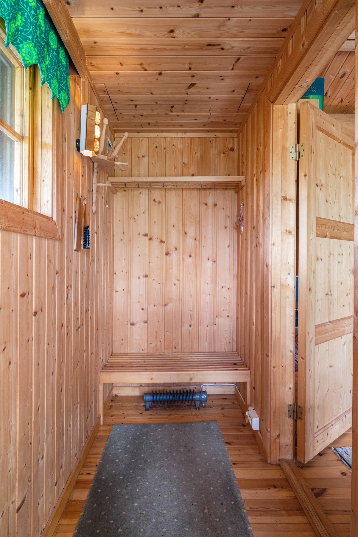 Vindfang med plass til klesoppbevaring Galleribilde